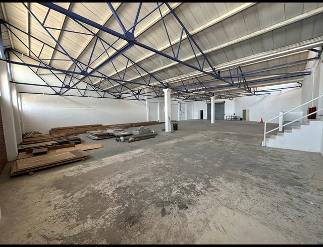 600M² WAREHOUSE TO LET IN PAARDEN EILAND